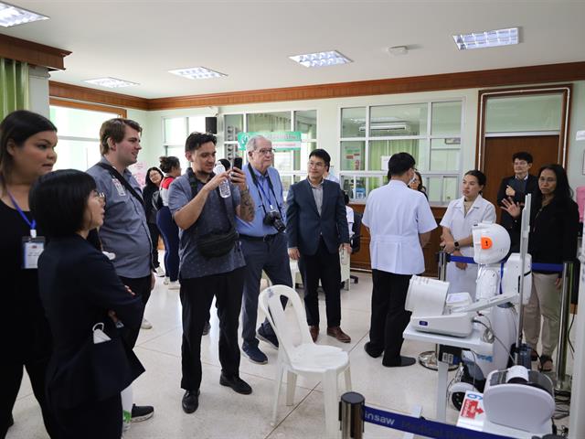 คณาจารย์และนักศึกษาเภสัชศาสตร์ ชั้นปีที่ 6 จาก University of Utah ประเทศสหรัฐอเมริกา ศึกษาดูงานด้านการผลิตและให้บริการยาสมุนไพรมาตรฐาน ณ โรงพยาบาลแม่ใจ