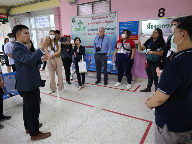 คณาจารย์และนักศึกษาเภสัชศาสตร์ ชั้นปีที่ 6 จาก University of Utah ประเทศสหรัฐอเมริกา ศึกษาดูงานด้านการผลิตและให้บริการยาสมุนไพรมาตรฐาน ณ โรงพยาบาลแม่ใจ