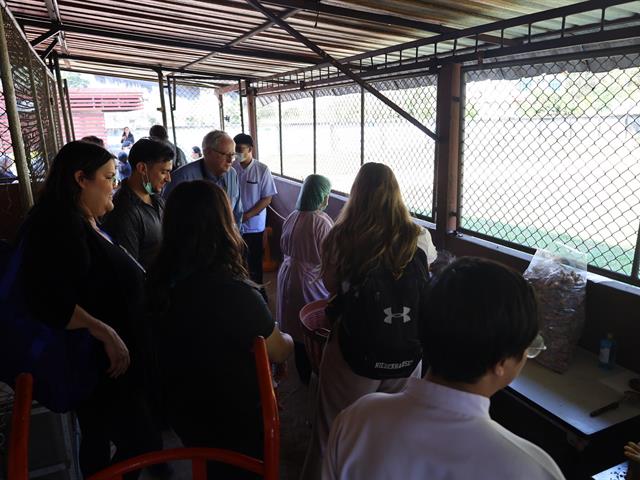 คณาจารย์และนักศึกษาเภสัชศาสตร์ ชั้นปีที่ 6 จาก University of Utah ประเทศสหรัฐอเมริกา ศึกษาดูงานด้านการผลิตและให้บริการยาสมุนไพรมาตรฐาน ณ โรงพยาบาลแม่ใจ