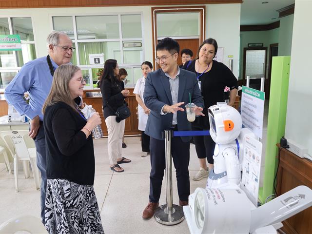 คณาจารย์และนักศึกษาเภสัชศาสตร์ ชั้นปีที่ 6 จาก University of Utah ประเทศสหรัฐอเมริกา ศึกษาดูงานด้านการผลิตและให้บริการยาสมุนไพรมาตรฐาน ณ โรงพยาบาลแม่ใจ