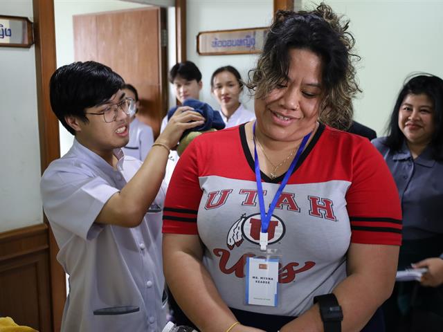 คณาจารย์และนักศึกษาเภสัชศาสตร์ ชั้นปีที่ 6 จาก University of Utah ประเทศสหรัฐอเมริกา ศึกษาดูงานด้านการผลิตและให้บริการยาสมุนไพรมาตรฐาน ณ โรงพยาบาลแม่ใจ