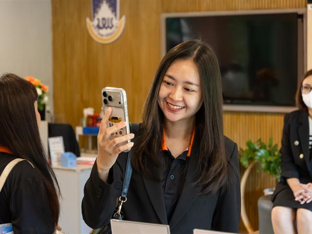 คณะศิลปศาสตร์ให้การต้อนรับคณะครูและนักเรียน โรงเรียนบ้านเทอดไทย จังหวัดเชียงราย