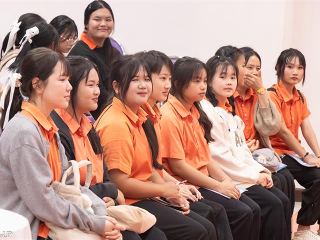 คณะศิลปศาสตร์ให้การต้อนรับคณะครูและนักเรียน โรงเรียนบ้านเทอดไทย จังหวัดเชียงราย