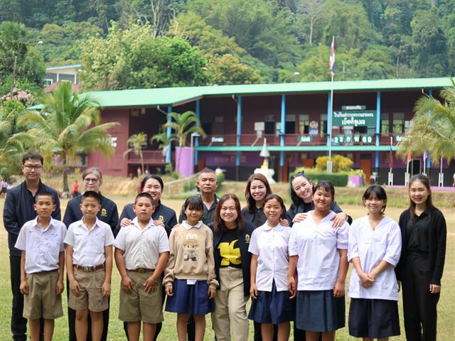 คณะศิลปศาสตร์ มุ่งมั่นสะท้อนบทบาทมหาวิทยาลัยเชิงพื้นที่ในโครงการ UP CSV และส่งมอบสื่อเพื่อพัฒนาทักษะภาษาจากผลงานวิจัย ณ โรงเรียนตำรวจตระเวนชายแดนเบ็ตตี้ดูเมน