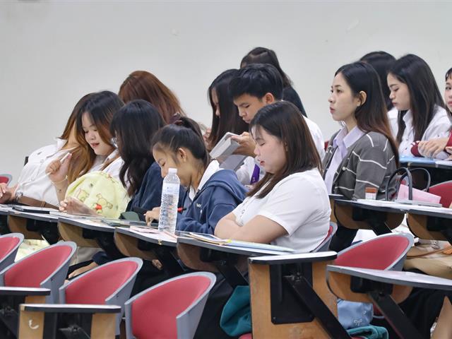 คณะรัฐศาสตร์และสังคมศาสตร์ 