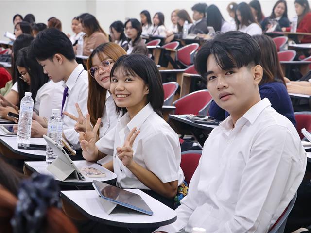 คณะรัฐศาสตร์และสังคมศาสตร์ 