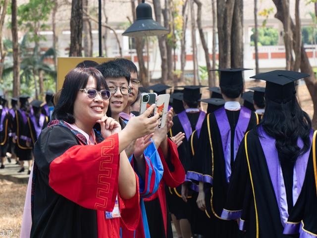 คณะกรรมการดำเนินงานพิธีพระราชทานปริญญาบัตร คณะศิลปศาสตร์ ดำเนินการฝึกซ้อมบัณฑิต เพื่อเตรียมความพร้อมการเข้ารับพระราชทานปริญญาบัตร ประจำปีการศึกษา ๒๕๖๗