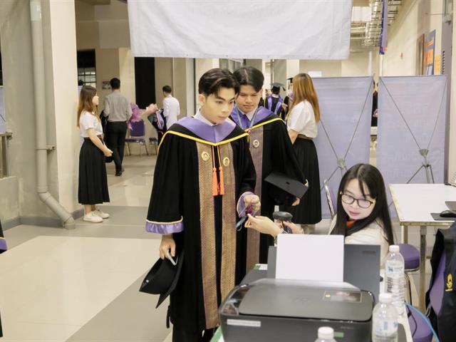 คณะกรรมการดำเนินงานพิธีพระราชทานปริญญาบัตร คณะศิลปศาสตร์ ดำเนินการฝึกซ้อมบัณฑิต เพื่อเตรียมความพร้อมการเข้ารับพระราชทานปริญญาบัตร ประจำปีการศึกษา ๒๕๖๗