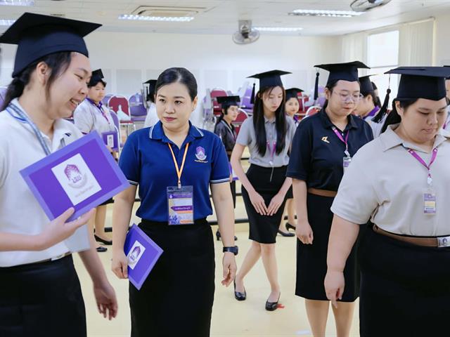 คณะกรรมการดำเนินงานพิธีพระราชทานปริญญาบัตร คณะศิลปศาสตร์ ดำเนินการฝึกซ้อมบัณฑิต เพื่อเตรียมความพร้อมการเข้ารับพระราชทานปริญญาบัตร ประจำปีการศึกษา ๒๕๖๗