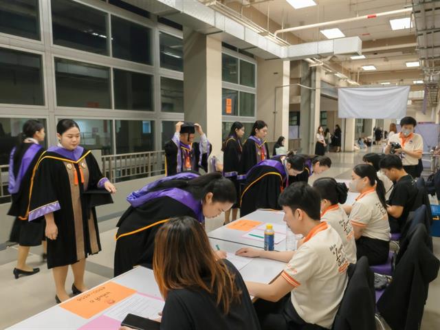 คณะกรรมการดำเนินงานพิธีพระราชทานปริญญาบัตร คณะศิลปศาสตร์ ดำเนินการฝึกซ้อมบัณฑิต เพื่อเตรียมความพร้อมการเข้ารับพระราชทานปริญญาบัตร ประจำปีการศึกษา ๒๕๖๗