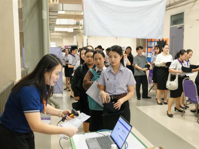 คณะกรรมการดำเนินงานพิธีพระราชทานปริญญาบัตร คณะศิลปศาสตร์ ดำเนินการฝึกซ้อมบัณฑิต เพื่อเตรียมความพร้อมการเข้ารับพระราชทานปริญญาบัตร ประจำปีการศึกษา ๒๕๖๗