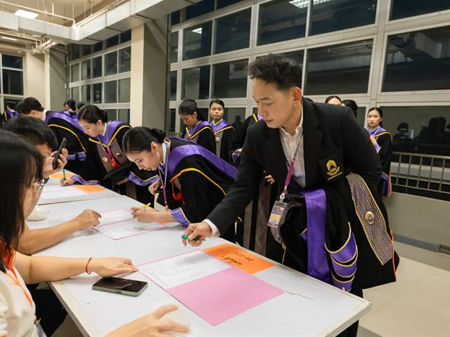 คณะกรรมการดำเนินงานพิธีพระราชทานปริญญาบัตร คณะศิลปศาสตร์ ดำเนินการฝึกซ้อมบัณฑิต เพื่อเตรียมความพร้อมการเข้ารับพระราชทานปริญญาบัตร ประจำปีการศึกษา ๒๕๖๗