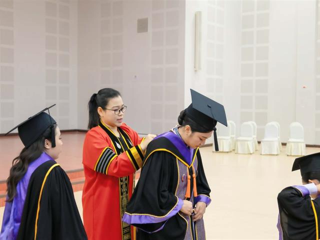 คณะกรรมการดำเนินงานพิธีพระราชทานปริญญาบัตร คณะศิลปศาสตร์ ดำเนินการฝึกซ้อมบัณฑิต เพื่อเตรียมความพร้อมการเข้ารับพระราชทานปริญญาบัตร ประจำปีการศึกษา ๒๕๖๗