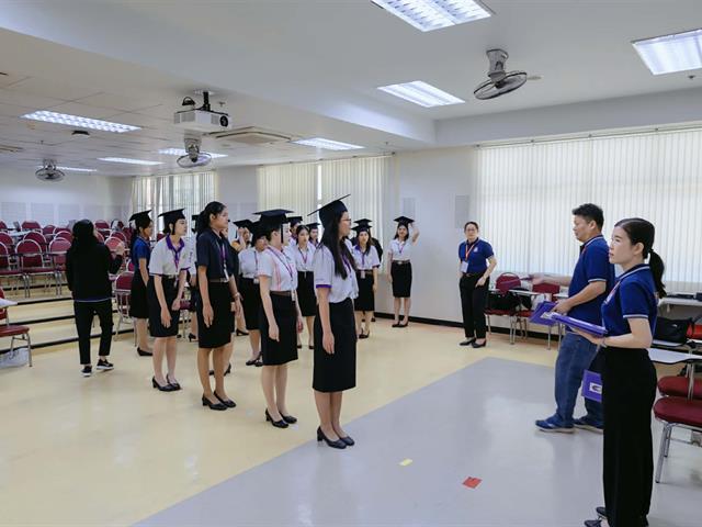 คณะกรรมการดำเนินงานพิธีพระราชทานปริญญาบัตร คณะศิลปศาสตร์ ดำเนินการฝึกซ้อมบัณฑิต เพื่อเตรียมความพร้อมการเข้ารับพระราชทานปริญญาบัตร ประจำปีการศึกษา ๒๕๖๗