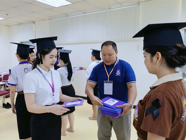 คณะกรรมการดำเนินงานพิธีพระราชทานปริญญาบัตร คณะศิลปศาสตร์ ดำเนินการฝึกซ้อมบัณฑิต เพื่อเตรียมความพร้อมการเข้ารับพระราชทานปริญญาบัตร ประจำปีการศึกษา ๒๕๖๗