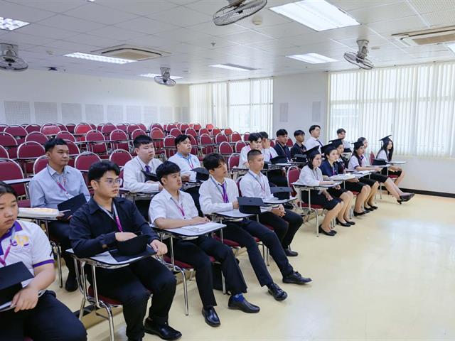 คณะกรรมการดำเนินงานพิธีพระราชทานปริญญาบัตร คณะศิลปศาสตร์ ดำเนินการฝึกซ้อมบัณฑิต เพื่อเตรียมความพร้อมการเข้ารับพระราชทานปริญญาบัตร ประจำปีการศึกษา ๒๕๖๗