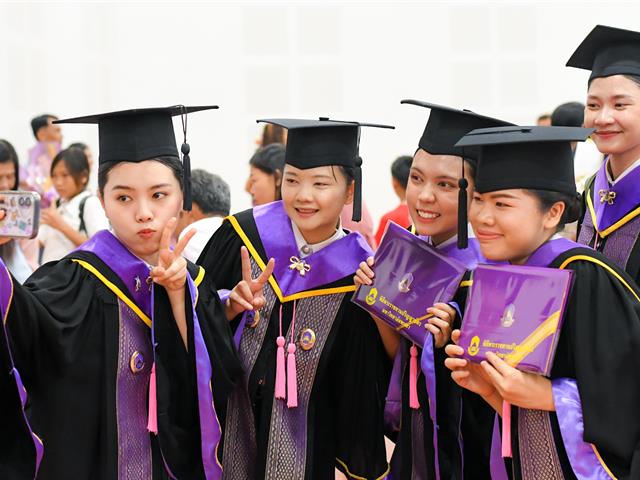 วิทยาลัยการศึกษา มหาวิทยาลัยพะเยา ขอแสดงความยินดีกับบัณฑิต มหาบัณฑิต และดุษฎีบัณฑิตในพิธีพระราชทานปริญญาบัตร แก่ผู้สำเร็จการศึกษา ประจำปีการศึกษา 2567