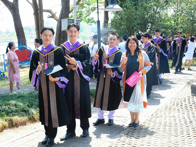 วิทยาลัยการศึกษา มหาวิทยาลัยพะเยา ขอแสดงความยินดีกับบัณฑิต มหาบัณฑิต และดุษฎีบัณฑิตในพิธีพระราชทานปริญญาบัตร แก่ผู้สำเร็จการศึกษา ประจำปีการศึกษา 2567