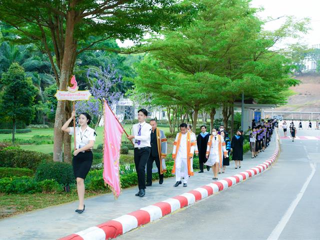 วิทยาลัยการศึกษา มหาวิทยาลัยพะเยา ขอแสดงความยินดีกับบัณฑิต มหาบัณฑิต และดุษฎีบัณฑิตในพิธีพระราชทานปริญญาบัตร แก่ผู้สำเร็จการศึกษา ประจำปีการศึกษา 2567