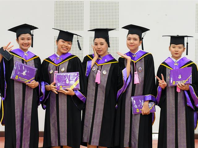 วิทยาลัยการศึกษา มหาวิทยาลัยพะเยา ขอแสดงความยินดีกับบัณฑิต มหาบัณฑิต และดุษฎีบัณฑิตในพิธีพระราชทานปริญญาบัตร แก่ผู้สำเร็จการศึกษา ประจำปีการศึกษา 2567