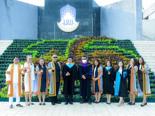 วิทยาลัยการศึกษา มหาวิทยาลัยพะเยา ขอแสดงความยินดีกับบัณฑิต มหาบัณฑิต และดุษฎีบัณฑิตในพิธีพระราชทานปริญญาบัตร แก่ผู้สำเร็จการศึกษา ประจำปีการศึกษา 2567