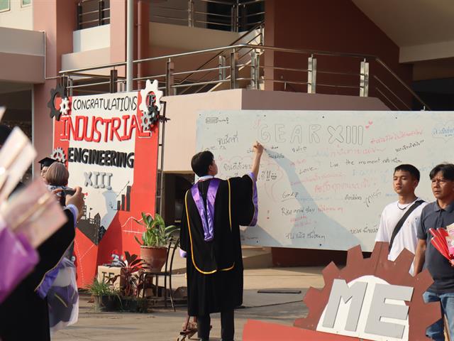 คณะวิศวกรรมศาสตร์ ม.พะเยา ขอแสดงความยินดีกับดุษฎีบัณฑิต มหาบัณฑิต และบัณฑิต ในพิธีพระราชทานปริญญาบัตรประจำปีการศึกษา 2567