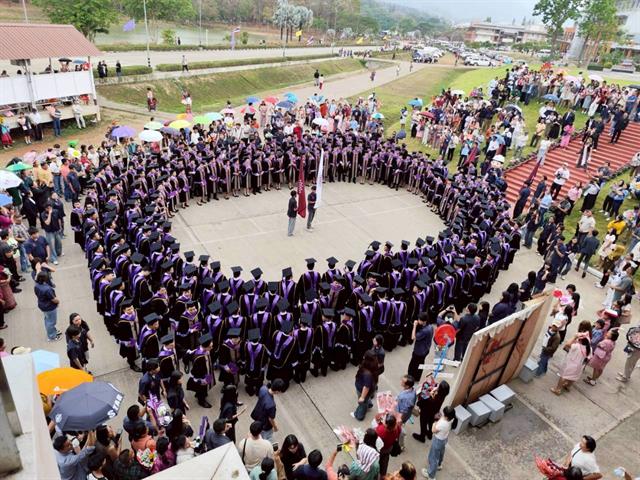 คณะวิศวกรรมศาสตร์ ม.พะเยา ขอแสดงความยินดีกับดุษฎีบัณฑิต มหาบัณฑิต และบัณฑิต ในพิธีพระราชทานปริญญาบัตรประจำปีการศึกษา 2567