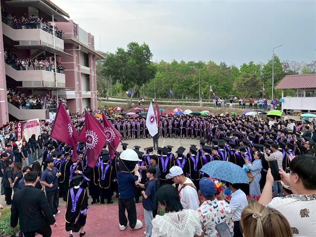 คณะวิศวกรรมศาสตร์ ม.พะเยา ขอแสดงความยินดีกับดุษฎีบัณฑิต มหาบัณฑิต และบัณฑิต ในพิธีพระราชทานปริญญาบัตรประจำปีการศึกษา 2567