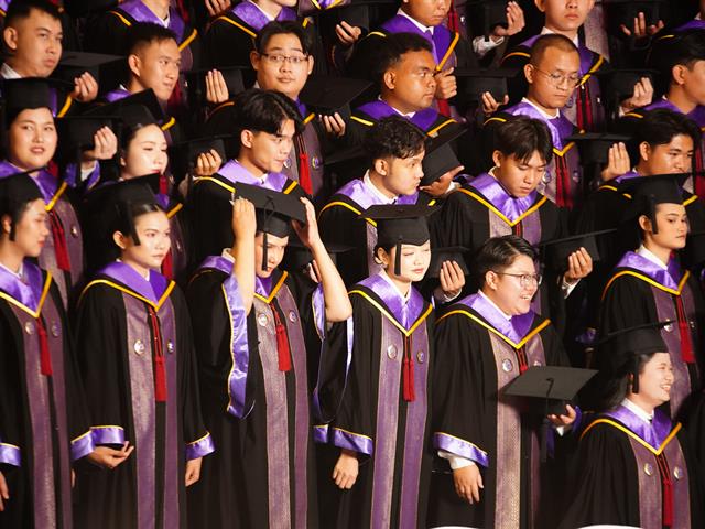 คณะวิศวกรรมศาสตร์ ม.พะเยา ขอแสดงความยินดีกับดุษฎีบัณฑิต มหาบัณฑิต และบัณฑิต ในพิธีพระราชทานปริญญาบัตรประจำปีการศึกษา 2567