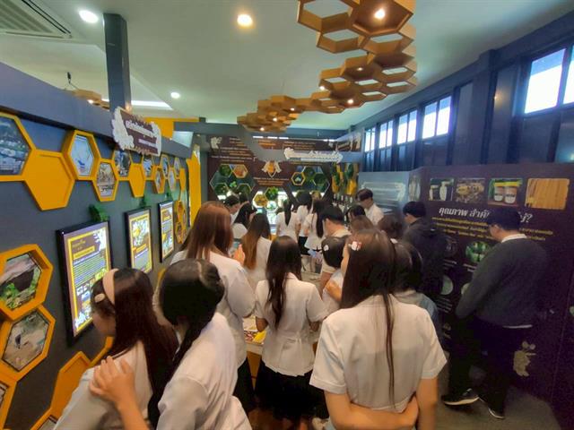 พัฒนากำลังคนที่มีสมรรถนะและทักษะแห่งอนาคต มุ่งเน้นการพัฒนาศักยภาพของบุคลากรและนักศึกษาให้มีทักษะที่สอดคล้องกับโลกอนาคต เช่น การได้รับรางวัล การส่งเสริมการเรียนรู้ผ่านโครงการรับสมัครเรียน หลักสูตร UP PSF และวิชา GE เพื่อยกระดับคุณภาพคนและสังคมแห่งการเรียนรู้