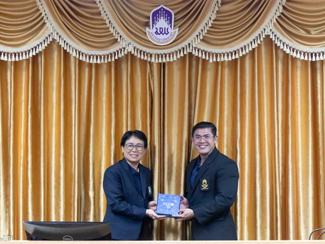 รองคณบดีฝ่ายคุณภาพนิสิตคณะศิลปศาสตร์ ร่วมต้อนรับคณะศึกษาดูงานจากมหาวิทยาลัยพายัพ พร้อมนำเสนอการดำเนินงานของเครือข่ายภายใน “Mental Health Best Practice” คณะศิลปศาสตร์