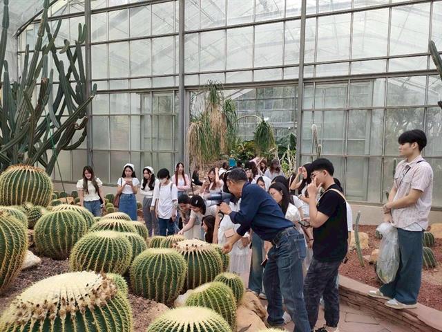 ตะลุยห้องเรียนสีเขียว! นิสิตเภสัชศาสตร์ สาขาวิชาการบริบาลทางเภสัชกรรม ชั้นปีที่ 3 ขนทัพนิสิตท่องโลกพรรณไม้ สร้างจินตนาการผ่านธรรมชาติ ณ สวนพฤกษศาสตร์ฯ จังหวัดเชียงใหม่