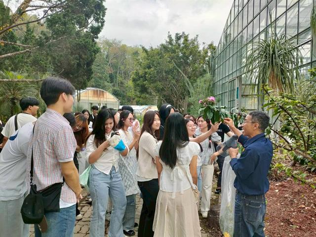 ตะลุยห้องเรียนสีเขียว! นิสิตเภสัชศาสตร์ สาขาวิชาการบริบาลทางเภสัชกรรม ชั้นปีที่ 3 ขนทัพนิสิตท่องโลกพรรณไม้ สร้างจินตนาการผ่านธรรมชาติ ณ สวนพฤกษศาสตร์ฯ จังหวัดเชียงใหม่