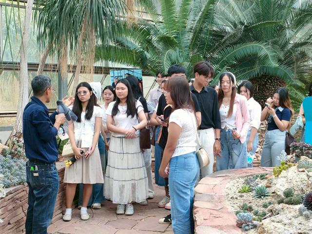 ตะลุยห้องเรียนสีเขียว! นิสิตเภสัชศาสตร์ สาขาวิชาการบริบาลทางเภสัชกรรม ชั้นปีที่ 3 ขนทัพนิสิตท่องโลกพรรณไม้ สร้างจินตนาการผ่านธรรมชาติ ณ สวนพฤกษศาสตร์ฯ จังหวัดเชียงใหม่