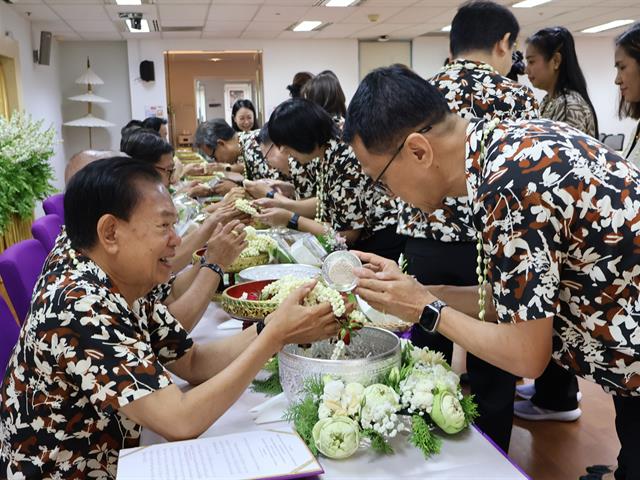 ม.พะเยา จัดพิธีสระเกล้าดำหัวนายกสภามหาวิทยาลัยและกรรมการสภาผู้ทรงคุณวุฒิ สืบสานวัฒนธรรมไทยในเทศกาลสงกรานต์ 2569