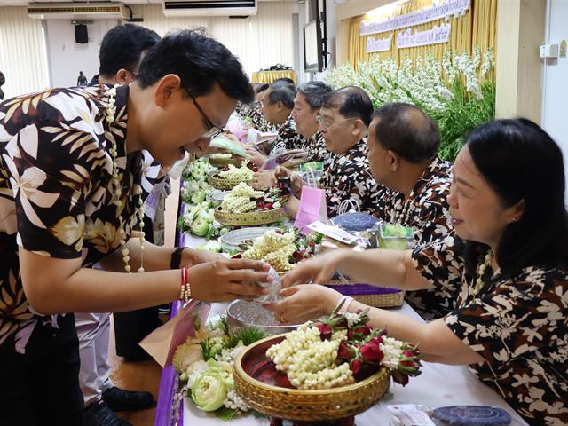 ม.พะเยา จัดพิธีสระเกล้าดำหัวนายกสภามหาวิทยาลัยและกรรมการสภาผู้ทรงคุณวุฒิ สืบสานวัฒนธรรมไทยในเทศกาลสงกรานต์ 2569