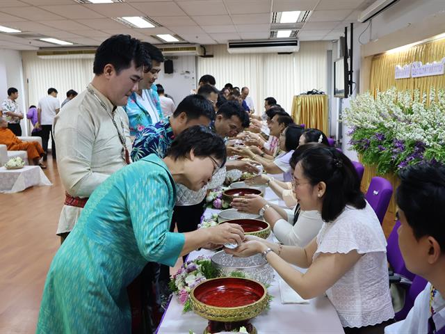 วิทยาลัยการจัดการ จัดพิธีสืบสานประเพณี “สระเกล้าดำหัว” ผู้บริหาร คณาจารย์อาวุโส เนื่องในเทศกาลปี๋ใหม่เมือง ประจำปี 2569