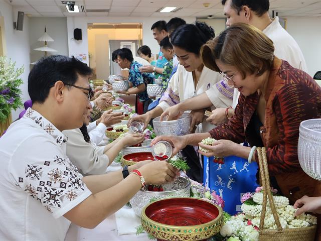 วิทยาลัยการจัดการ จัดพิธีสืบสานประเพณี “สระเกล้าดำหัว” ผู้บริหาร คณาจารย์อาวุโส เนื่องในเทศกาลปี๋ใหม่เมือง ประจำปี 2569