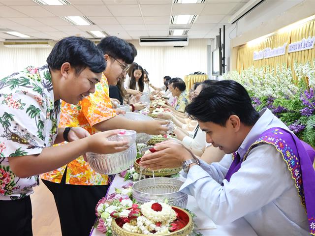 วิทยาลัยการจัดการ จัดพิธีสืบสานประเพณี “สระเกล้าดำหัว” ผู้บริหาร คณาจารย์อาวุโส เนื่องในเทศกาลปี๋ใหม่เมือง ประจำปี 2569