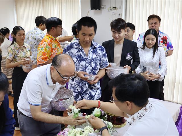 วิทยาลัยการจัดการ จัดพิธีสืบสานประเพณี “สระเกล้าดำหัว” ผู้บริหาร คณาจารย์อาวุโส เนื่องในเทศกาลปี๋ใหม่เมือง ประจำปี 2569