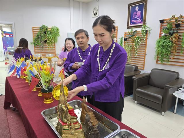 สรงน้ำพระ และรดน้ำดำหัว ขอพรผู้ใหญ่ 