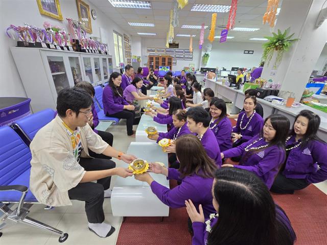 สรงน้ำพระ และรดน้ำดำหัว ขอพรผู้ใหญ่ 