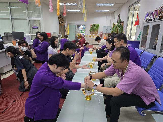 สรงน้ำพระ และรดน้ำดำหัว ขอพรผู้ใหญ่ 