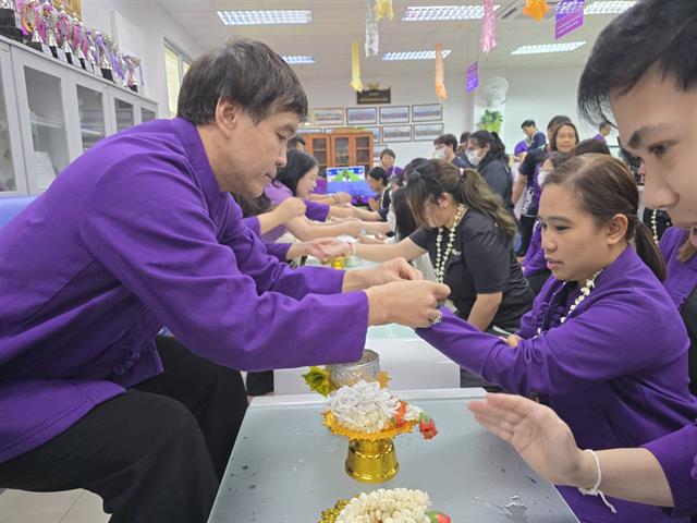 สรงน้ำพระ และรดน้ำดำหัว ขอพรผู้ใหญ่ 