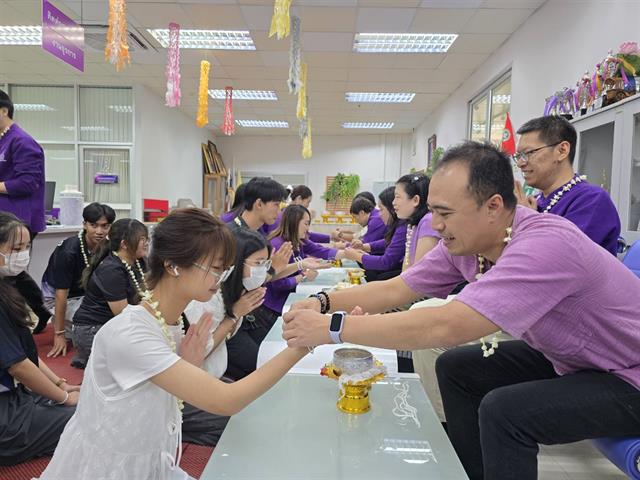 สรงน้ำพระ และรดน้ำดำหัว ขอพรผู้ใหญ่ 