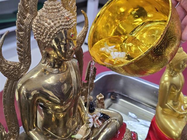 สรงน้ำพระ และรดน้ำดำหัว ขอพรผู้ใหญ่ 