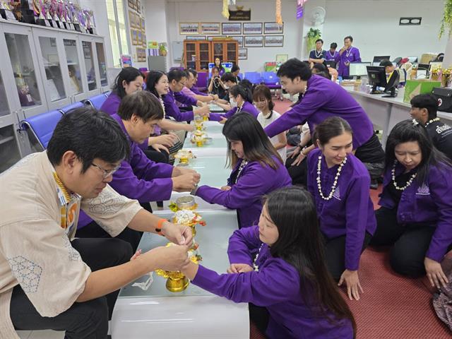 สรงน้ำพระ และรดน้ำดำหัว ขอพรผู้ใหญ่ 