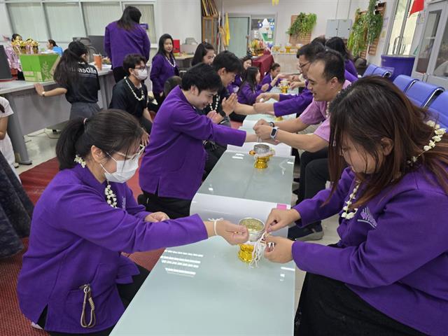 สรงน้ำพระ และรดน้ำดำหัว ขอพรผู้ใหญ่ 