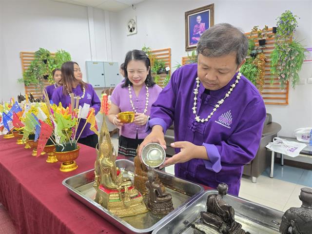 สรงน้ำพระ และรดน้ำดำหัว ขอพรผู้ใหญ่ 