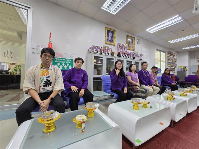 สรงน้ำพระ และรดน้ำดำหัว ขอพรผู้ใหญ่ 